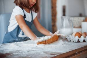 Hornear con niños: así es como los niños adquieren una sensación de superación en la cocina